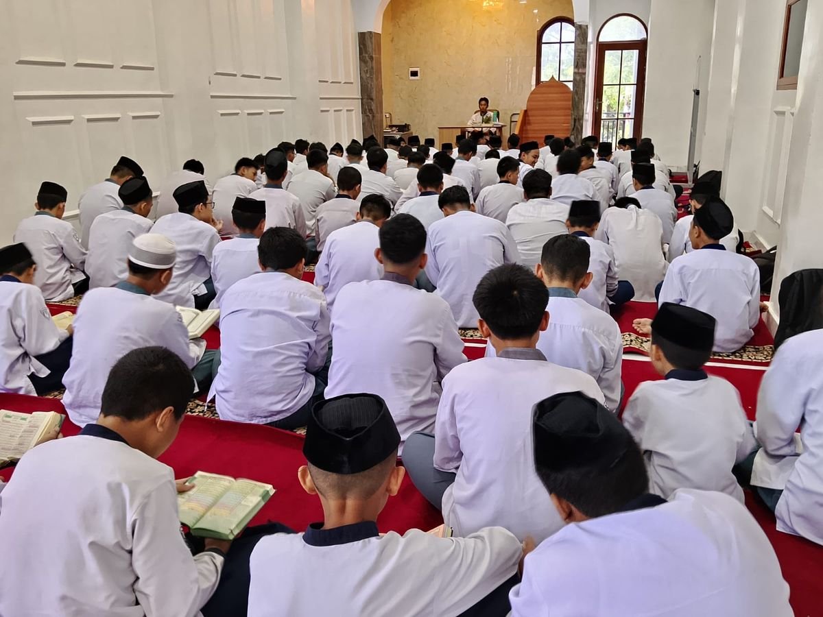 Santri Al-Bayyinah dalam halaqah Al-Qur'an