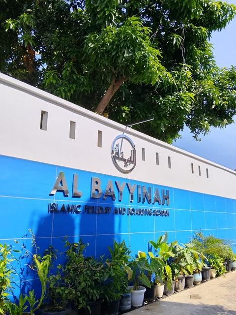 Dinding depan Sekolah Islam Al-Bayyinah