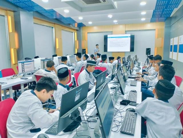 Siswa mengikuti pelatihan koding di BBPSDMP Kominfo Makassar